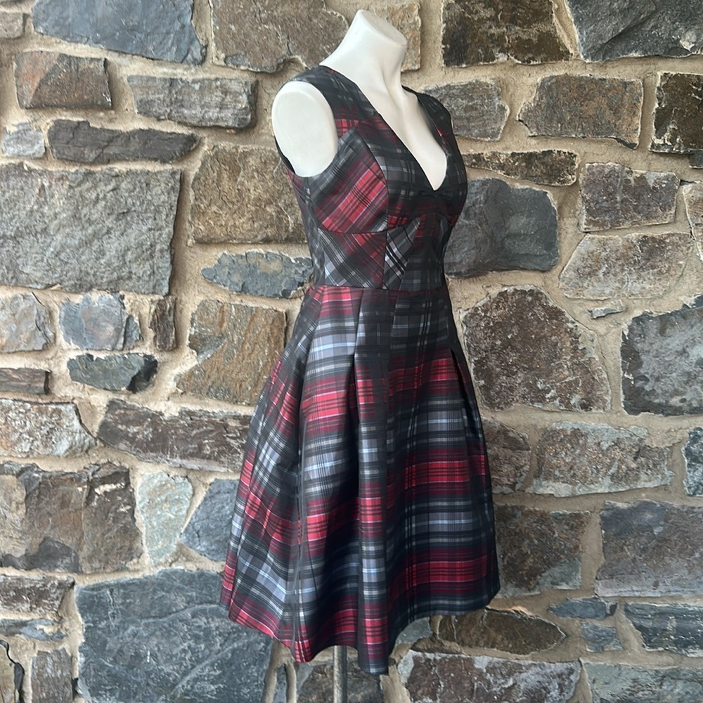 NWOT Brooks Brothers Tartan Jacquard Red and Black Pleated Dress Size 8 - Picture 6 of 9